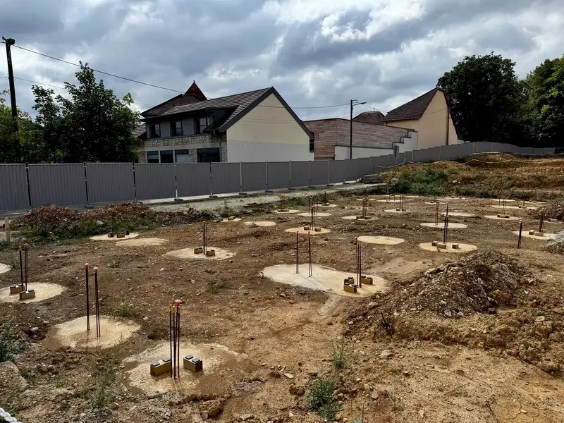 Semelles isolées coulées, attentes acier protégées
