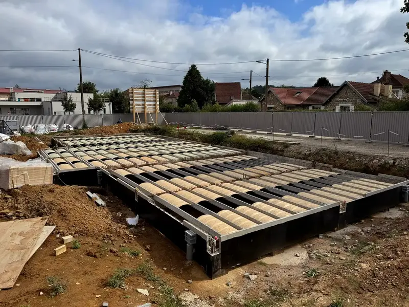 Plancher poutrelles-hourdis en cours de pose sur le vide sanitaire