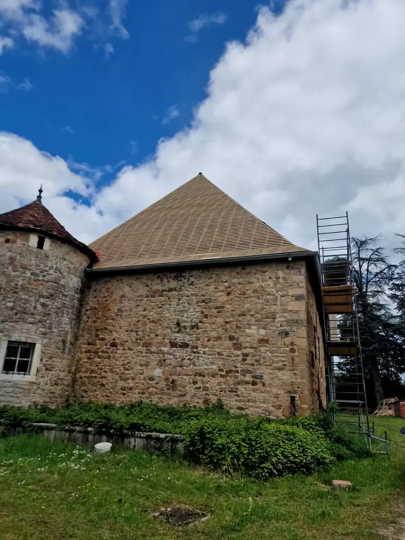 Toiture en pavillon du château, tuiles neuves posées sur liteaux, échafaudage en pied de mur