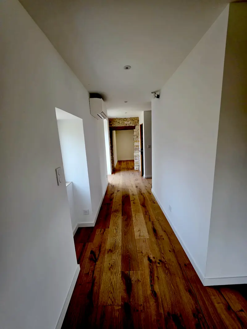 Couloir livré, parquet posé et portes intérieures en place