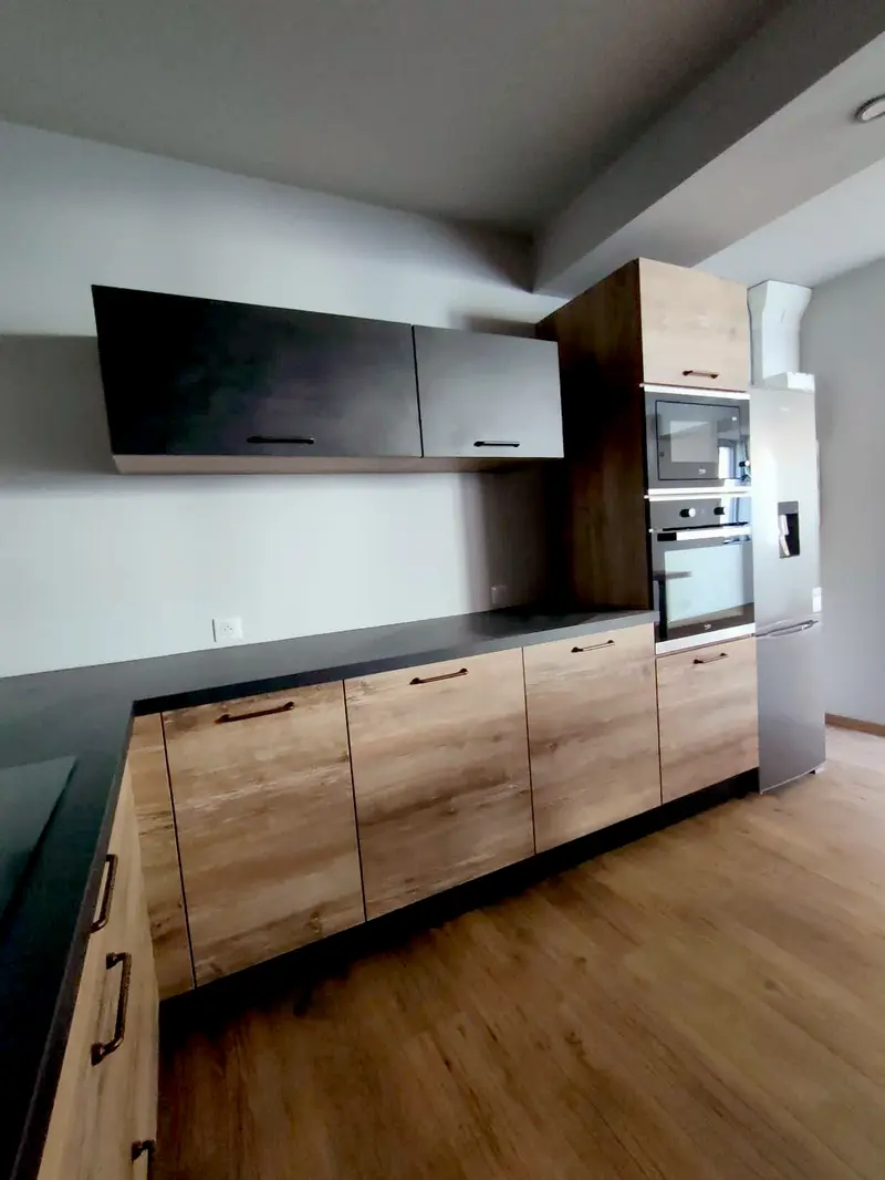 Cuisine livrée, façades bois clair et noir mat, colonne four et micro-ondes intégrée, réfrigérateur encastré