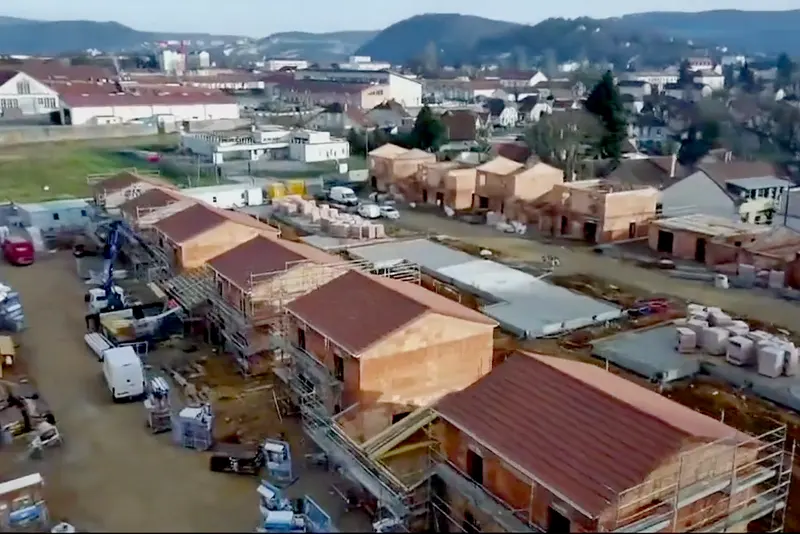 Le chantier de 30 pavillons et 2 bâtiments collectifs vu du ciel, gros œuvre en cours