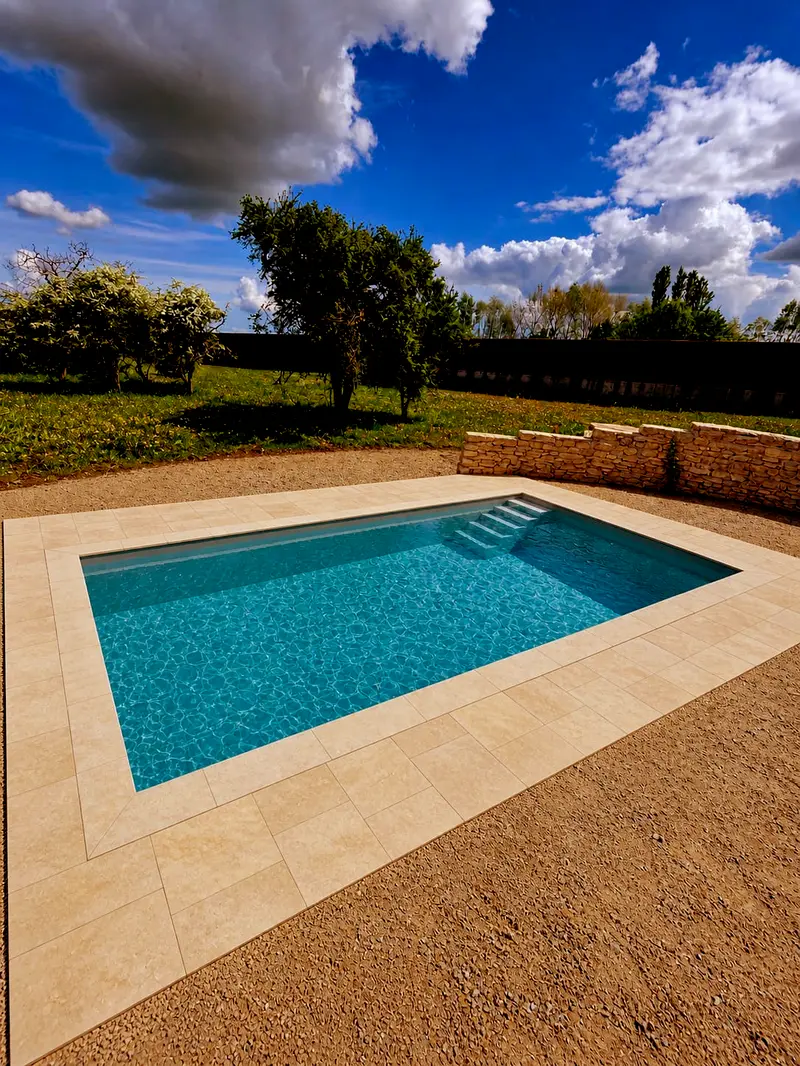 Piscine terminée, margelles et plage carrelée grand format