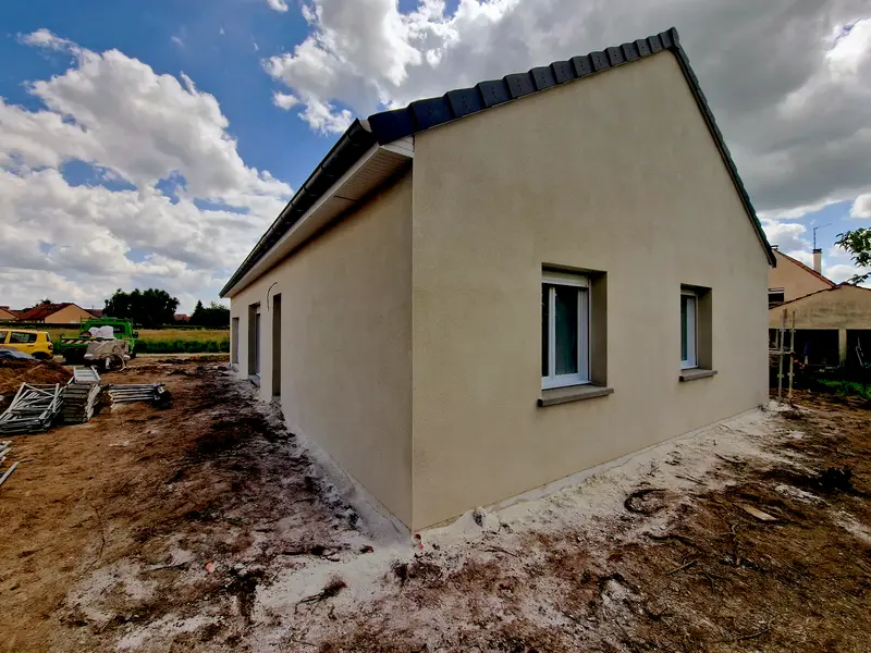 Maison neuve enduite et couverte, abords en cours de finition