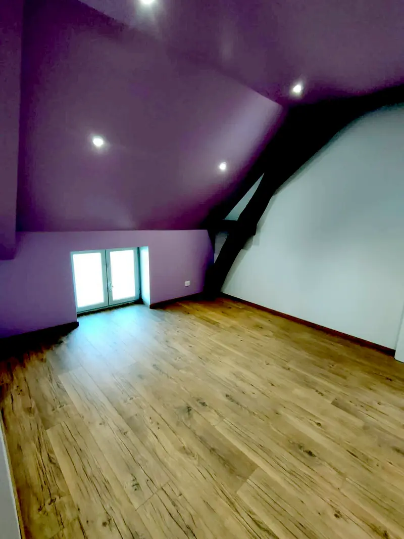 Chambre sous combles livrée, parquet posé et peinture passée