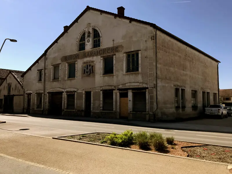 Union Maraîchère avant travaux, façade grise, arcades du rez-de-chaussée murées
