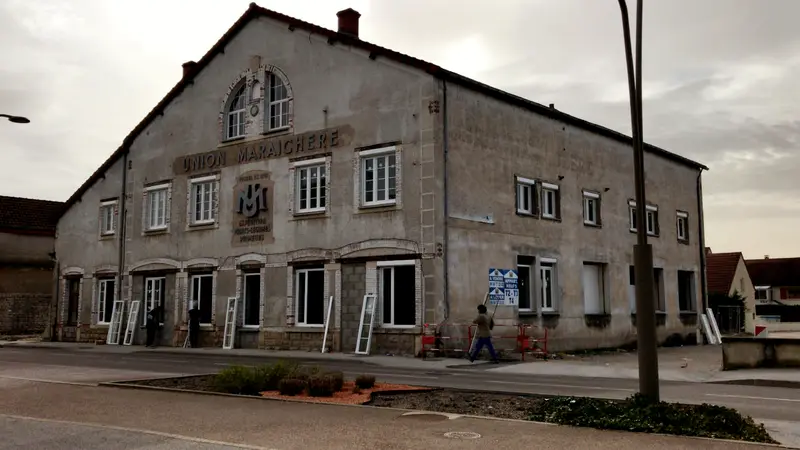 Union Maraîchère en chantier, menuiseries neuves en attente contre la façade