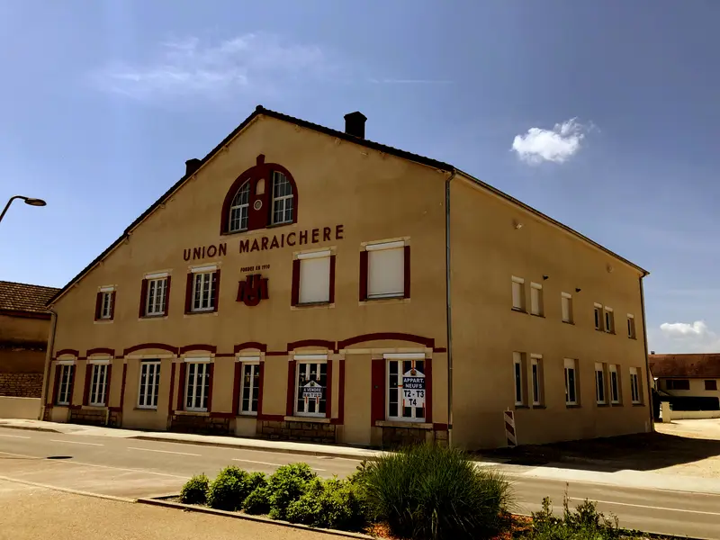 Union Maraîchère livrée, façade crème, encadrements et inscription repris en rouge