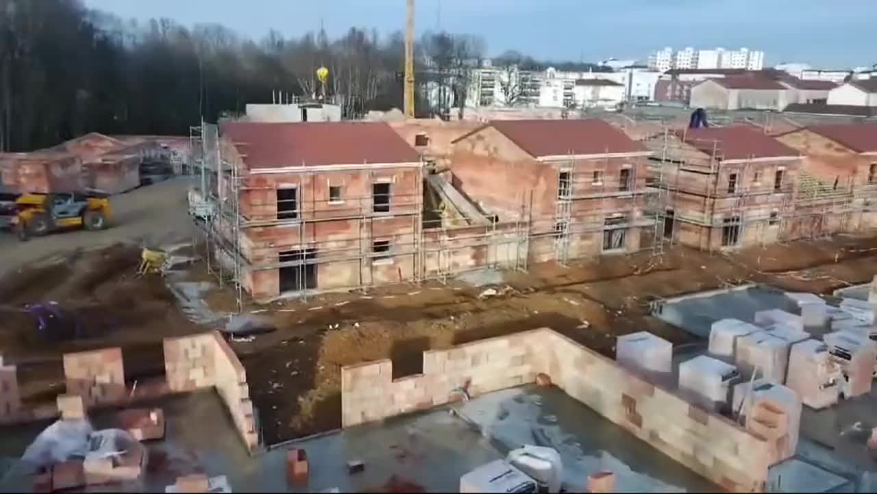 Vue aérienne du chantier de 30 pavillons et 2 bâtiments collectifs, gros œuvre en cours